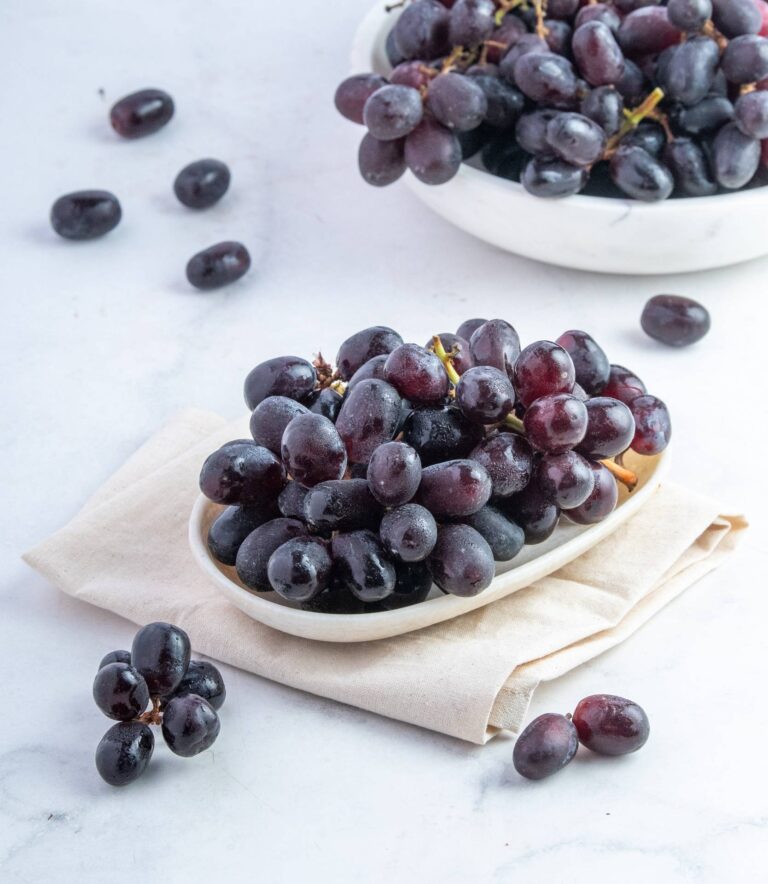 Black loose Grapes